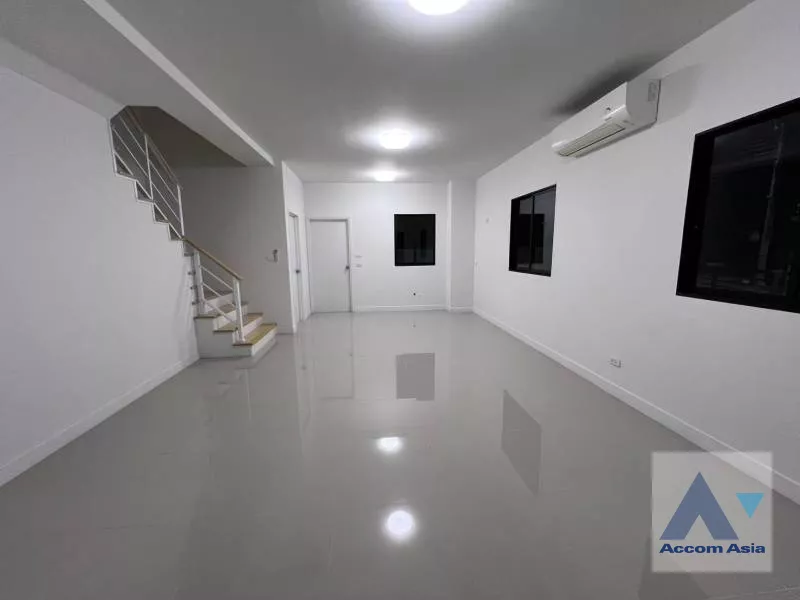  1  3 br Townhouse For Sale in Ratchadapisek ,Bangkok MRT Sutthisan at The Connect UP 3 AA40101