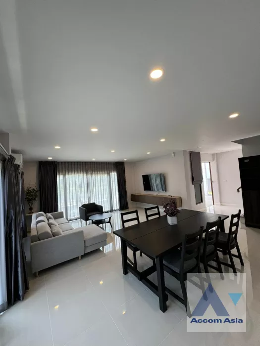  4 Bedrooms  House For Rent in Phaholyothin, Bangkok  (AA40110)