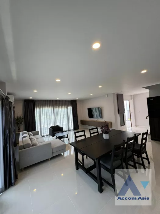 unit 4 Bedrooms  House For Rent & Sale in Phaholyothin, Bangkok  (AA40110)
