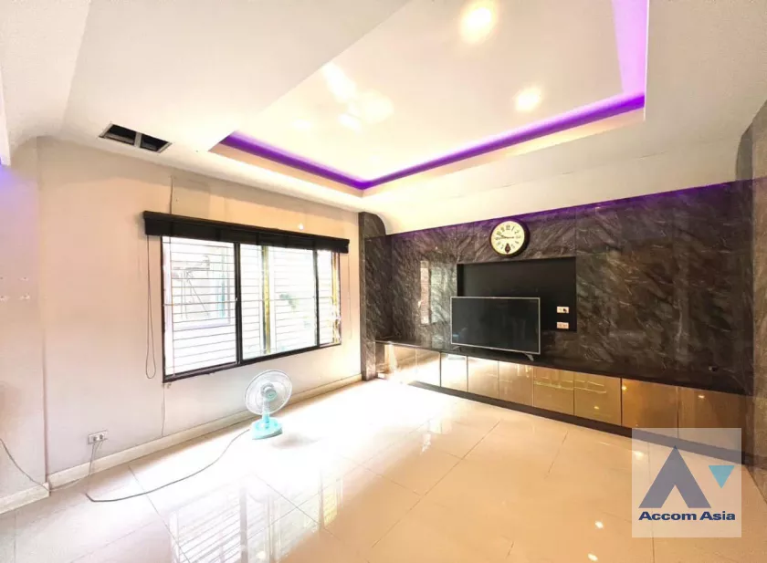  3 Bedrooms  House For Sale in Phaholyothin, Bangkok  (AA40116)