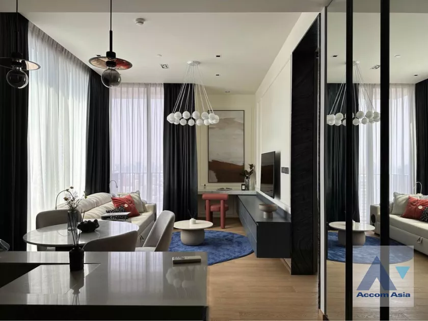  2 Bedrooms  Condominium For Rent in Ploenchit, Bangkok  near BTS Chitlom (AA40119)