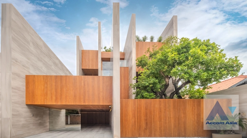  2  4 br House For Sale in Lat Phrao ,Bangkok MRT Lat Phrao AA40125