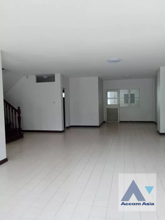  2  5 br Townhouse For Sale in Sukhumvit ,Bangkok BTS On Nut at House  in Compound AA40136