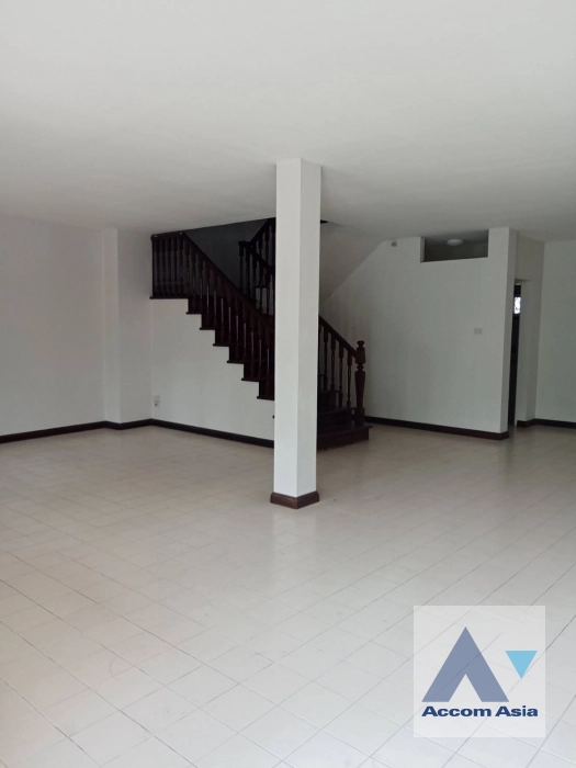 unit 5 Bedrooms  Townhouse For Sale in Sukhumvit, Bangkok  near BTS On Nut (AA40136)