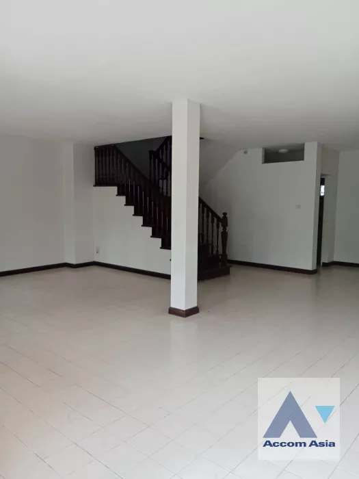  1  5 br Townhouse For Sale in Sukhumvit ,Bangkok BTS On Nut at House  in Compound AA40136
