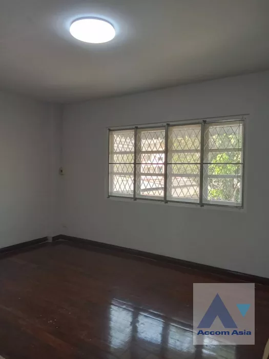 5  5 br Townhouse For Sale in Sukhumvit ,Bangkok BTS On Nut at House  in Compound AA40136