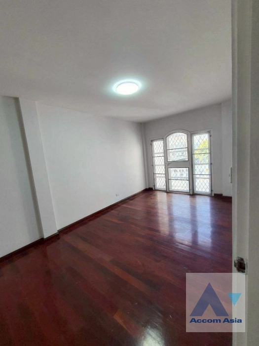 9  5 br Townhouse For Sale in Sukhumvit ,Bangkok BTS On Nut at House  in Compound AA40136
