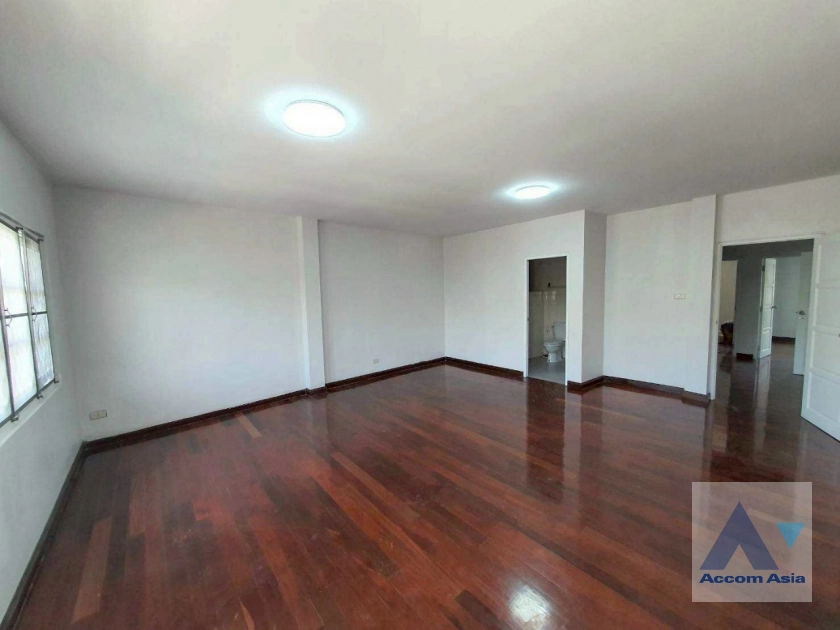 8  5 br Townhouse For Sale in Sukhumvit ,Bangkok BTS On Nut at House  in Compound AA40136