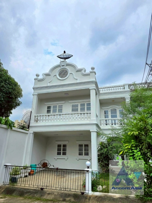 unit 5 Bedrooms  Townhouse For Sale in Sukhumvit, Bangkok  near BTS On Nut (AA40136)