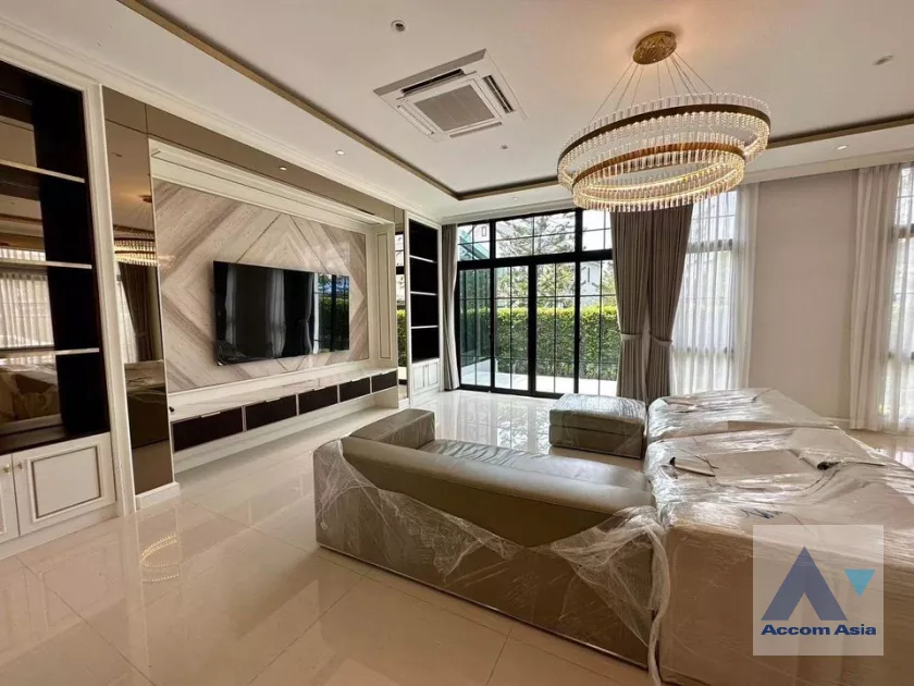 4 Bedrooms  House For Sale in Dusit, Bangkok  (AA40145)
