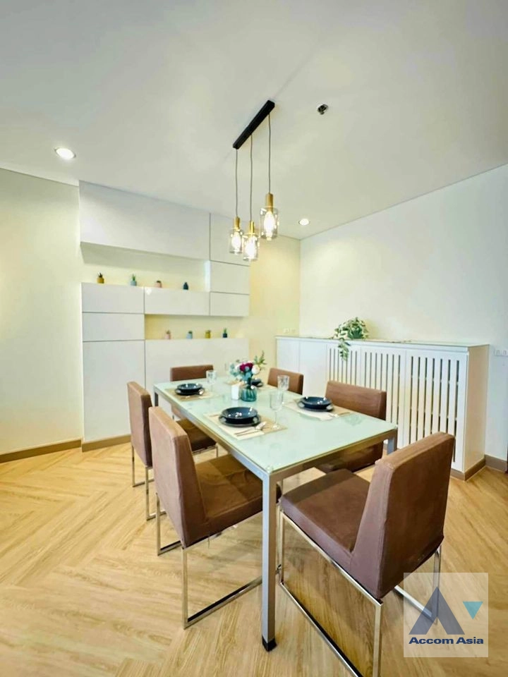 unit 3 Bedrooms  Condominium For Rent & Sale in Silom, Bangkok  near BTS Sala Daeng - MRT Silom (AA40154)