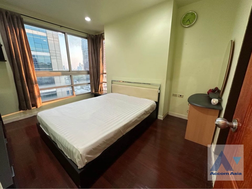  2 Bedrooms  Condominium For Sale in Silom, Bangkok  near BTS Surasak (AA40183)