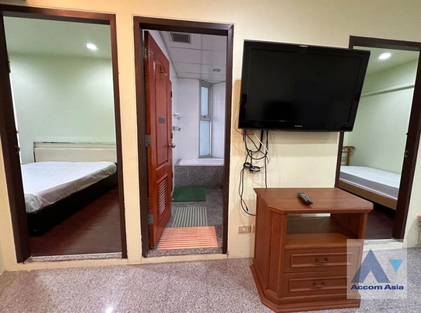 unit 2 Bedrooms  Condominium For Sale in Silom, Bangkok  near BTS Surasak (AA40183)