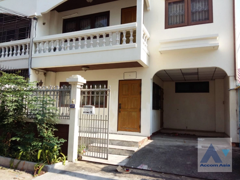  4 Bedrooms  House For Rent & Sale in Sukhumvit, Bangkok  near BTS Phra khanong (AA40229)