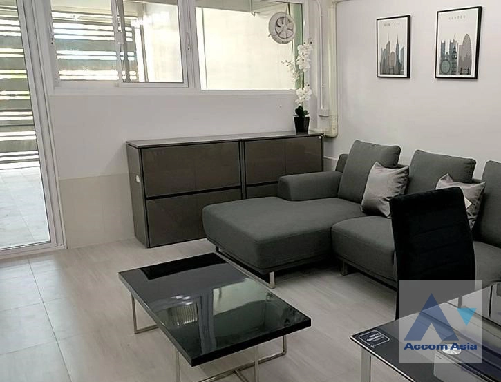 unit 3 Bedrooms  Townhouse For Rent in Rama 3, Bangkok  near BTS Saphan Taksin (AA40246)