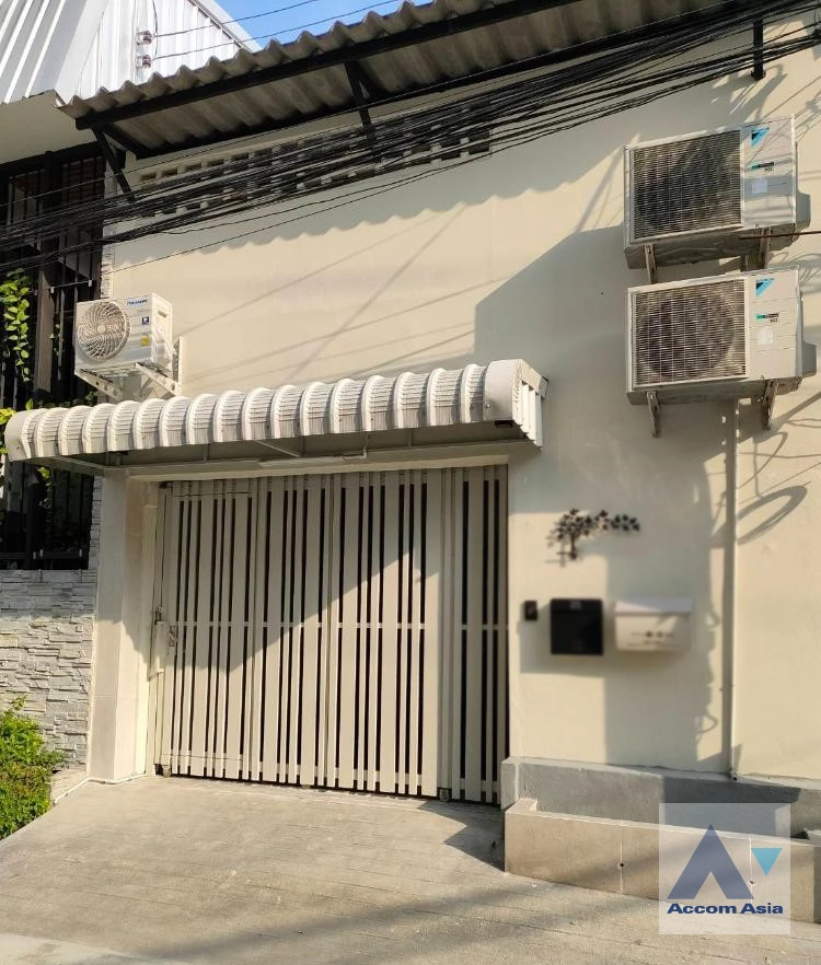 unit 3 Bedrooms  Townhouse For Rent in Rama 3, Bangkok  near BTS Saphan Taksin (AA40246)
