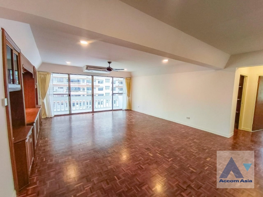unitSpacious apartment with full classic wood décor at Prem Mansion Apartment (AA40247)