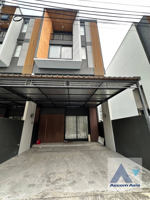  3 Bedrooms  Townhouse For Rent in Pattanakarn, Bangkok  near ARL Hua Mak (AA40250)