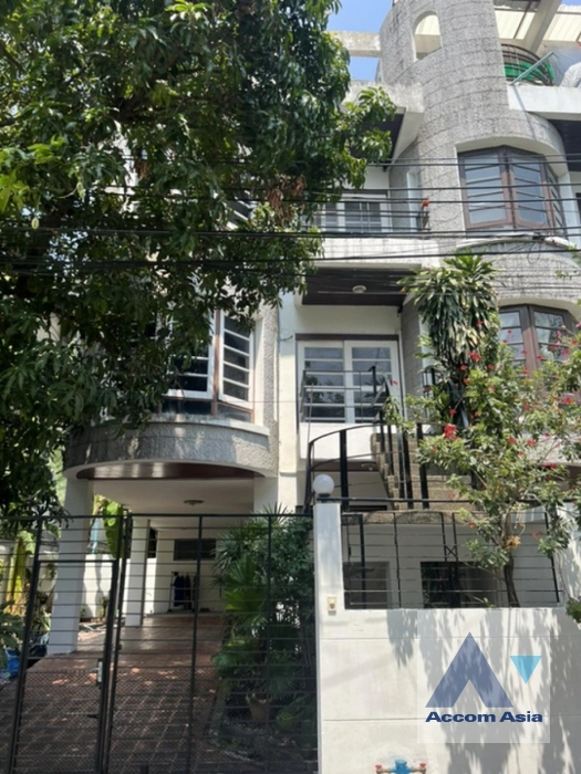  4 Bedrooms  Townhouse For Rent in Phaholyothin, Bangkok  near MRT Lat Phrao (AA40265)