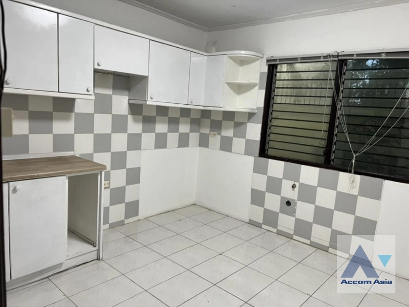  1  4 br Townhouse For Rent in Phaholyothin ,Bangkok MRT Lat Phrao AA40265