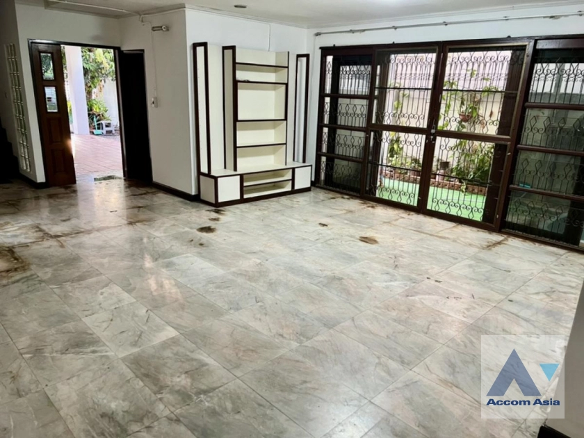  1  4 br Townhouse For Rent in phaholyothin ,Bangkok MRT Lat Phrao AA40265