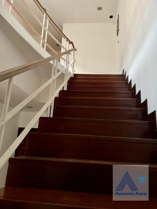 4  4 br Townhouse For Rent in phaholyothin ,Bangkok MRT Lat Phrao AA40265