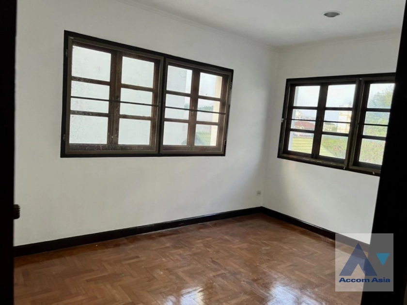 12  4 br Townhouse For Rent in phaholyothin ,Bangkok MRT Lat Phrao AA40265