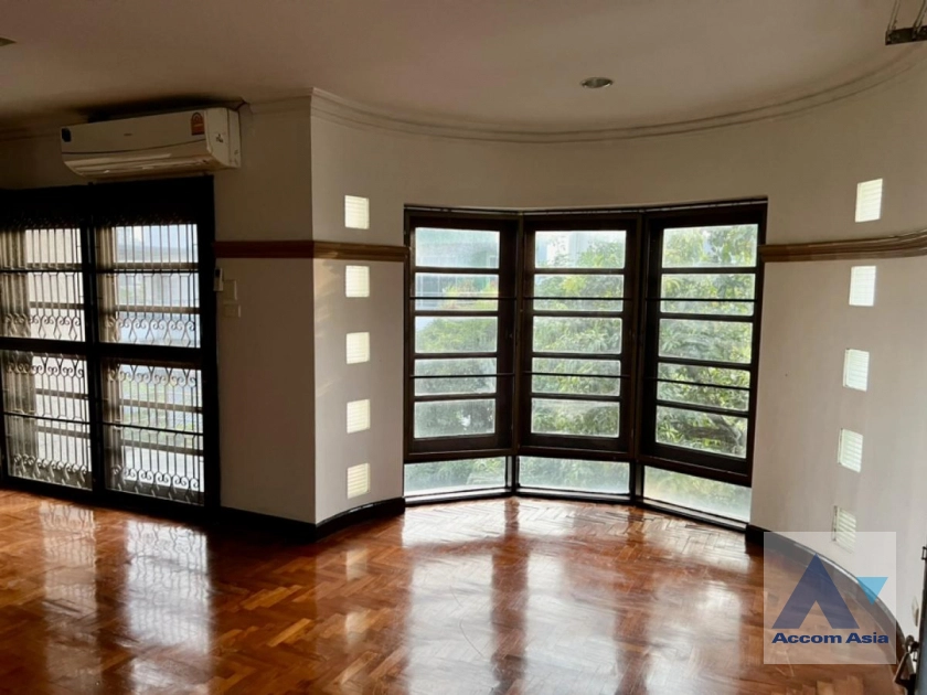 6  4 br Townhouse For Rent in phaholyothin ,Bangkok MRT Lat Phrao AA40265