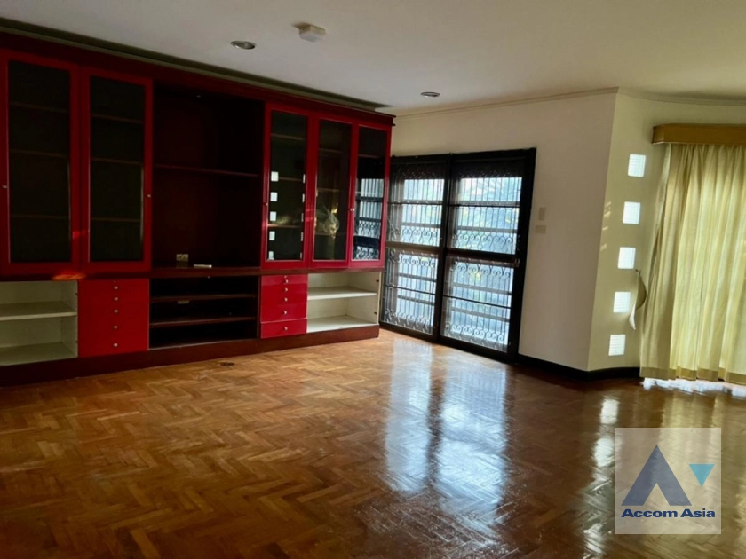 9  4 br Townhouse For Rent in phaholyothin ,Bangkok MRT Lat Phrao AA40265