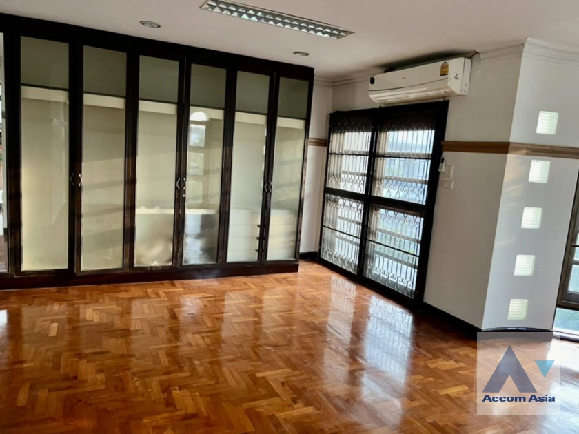8  4 br Townhouse For Rent in phaholyothin ,Bangkok MRT Lat Phrao AA40265