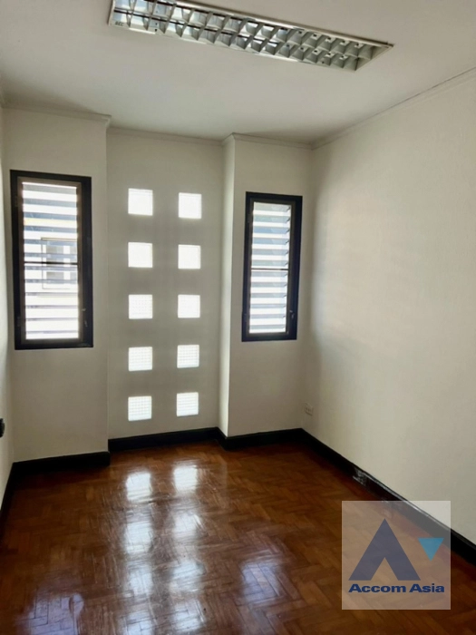 14  4 br Townhouse For Rent in phaholyothin ,Bangkok MRT Lat Phrao AA40265