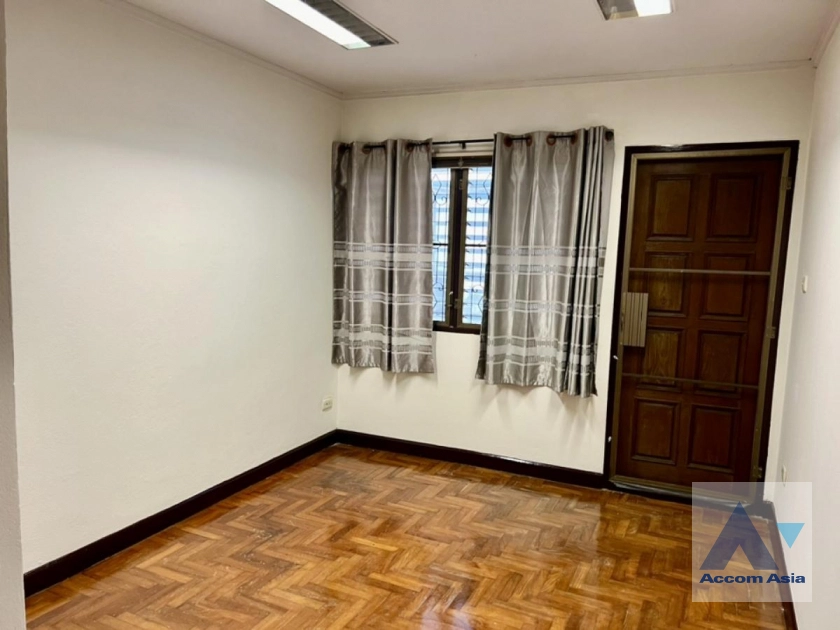 11  4 br Townhouse For Rent in phaholyothin ,Bangkok MRT Lat Phrao AA40265