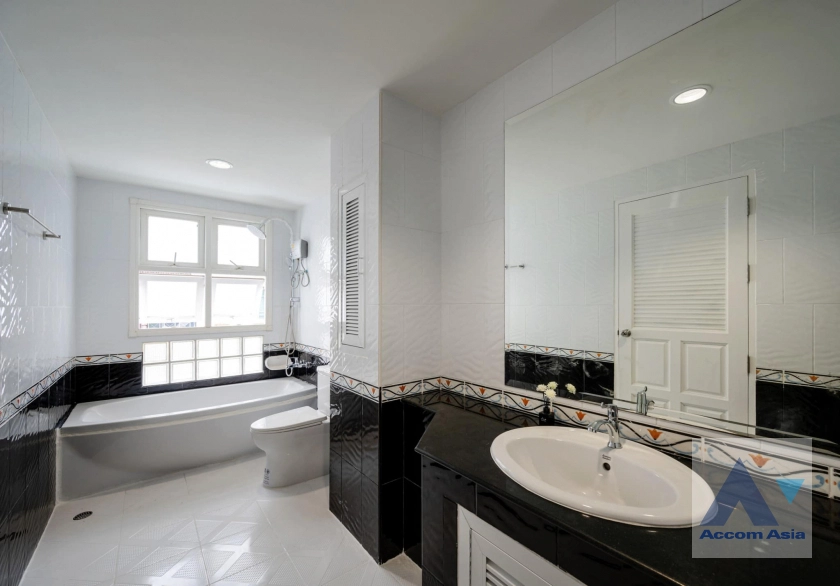 24  5 br House for rent and sale in Ratchadaphisek ,Bangkok MRT Lat Phrao at Busarakum Place AA40327