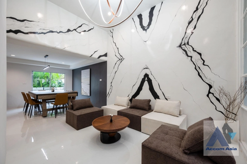  2  5 br House for rent and sale in Ratchadaphisek ,Bangkok MRT Lat Phrao at Busarakum Place AA40327