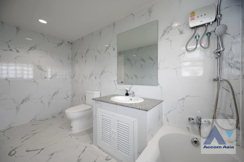 30  5 br House for rent and sale in Ratchadaphisek ,Bangkok MRT Lat Phrao at Busarakum Place AA40327