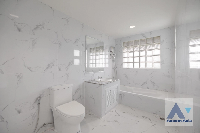 37  5 br House for rent and sale in Ratchadaphisek ,Bangkok MRT Lat Phrao at Busarakum Place AA40327