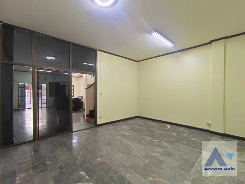 unit 4 Bedrooms  Townhouse For Rent in Rama 3, Bangkok  near BRT Rama IX Bridge (AA40337)