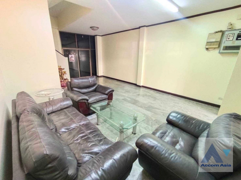 unit 4 Bedrooms  Townhouse For Rent in Rama 3, Bangkok  near BRT Rama IX Bridge (AA40337)