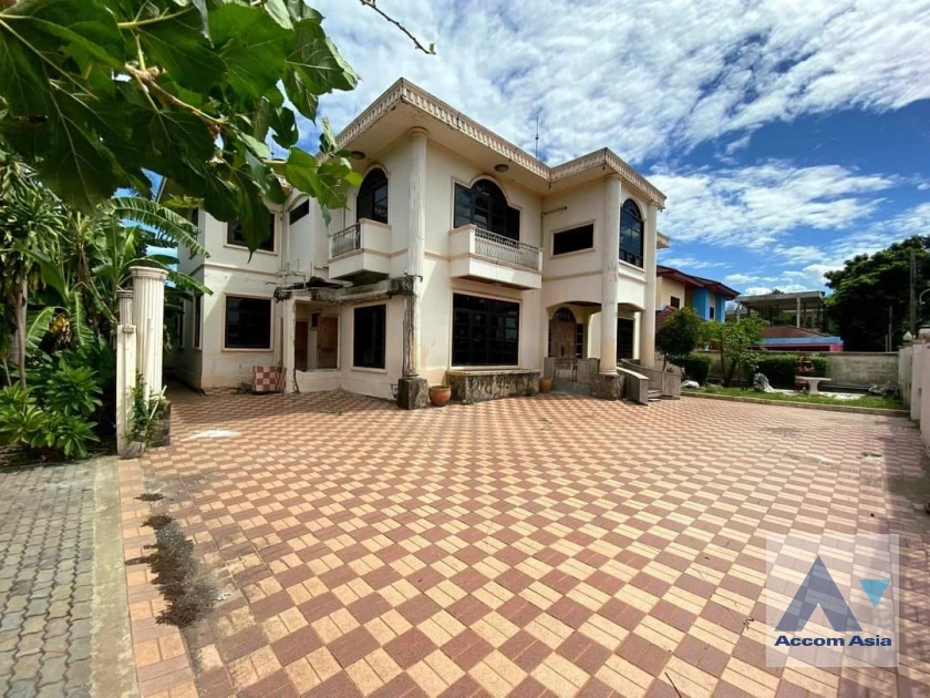  3 Bedrooms  House For Sale in Pattanakarn, Bangkok  (AA40371)