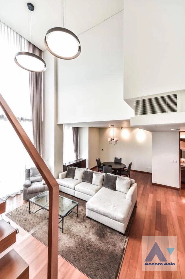 unitAiry wooden condominium with city views and lofty design in Sathorn (AA40423)