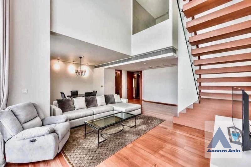 unitAiry wooden condominium with city views and lofty design in Sathorn (AA40423)