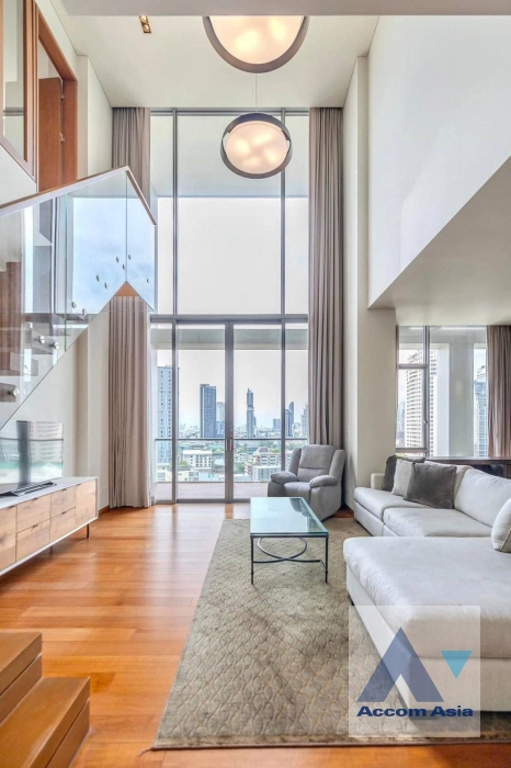 unitAiry wooden condominium with city views and lofty design in Sathorn (AA40423)