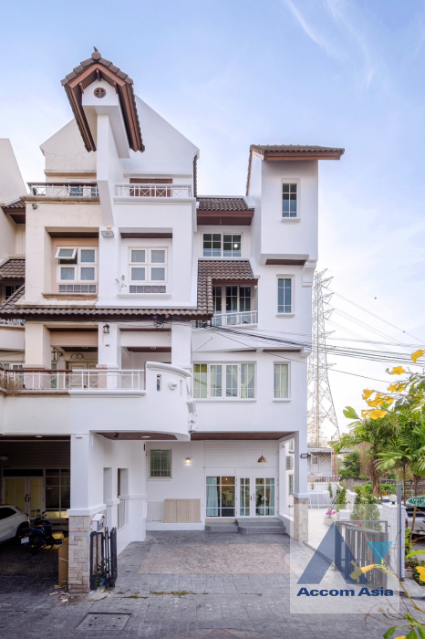  5 Bedrooms  House For Rent in Phaholyothin, Bangkok  near MRT Lat Phrao (AA40436)