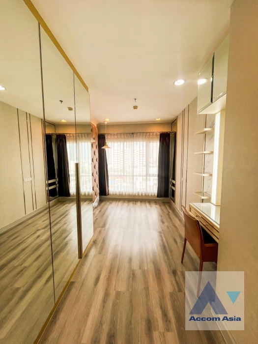 unit 1 Bedroom  Condominium For Rent & Sale in Sathorn, Bangkok  near BTS Chong Nonsi (AA40446)