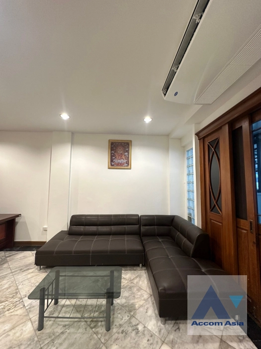  3 Bedrooms  Townhouse For Rent in Phaholyothin, Bangkok  (AA40453)
