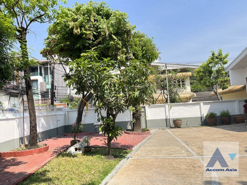 4  House For Sale in Sukhumvit ,Bangkok BTS Ekkamai AA40511