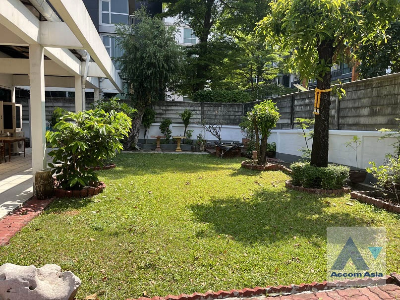 House For Sale in Sukhumvit, Bangkok  near BTS Ekkamai (AA40511)