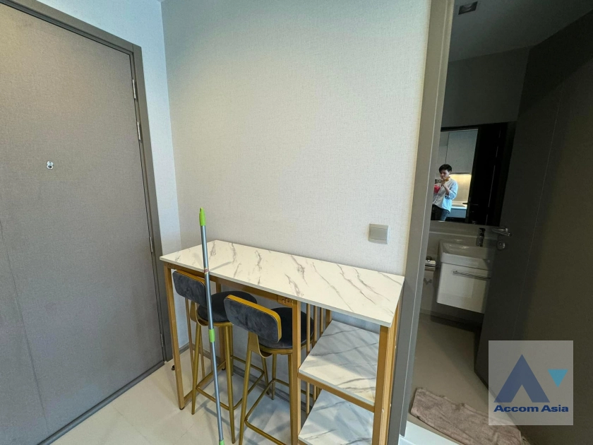 unit 1 Bedroom  Condominium For Rent in ,   near MRT Rama 9 - ARL Makkasan (AA40521)