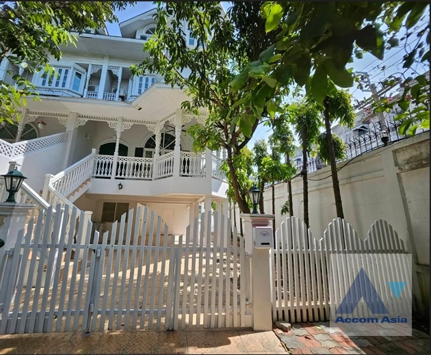  3 Bedrooms  Townhouse For Rent in Bangna, Bangkok  near BTS Bearing (AA40526)