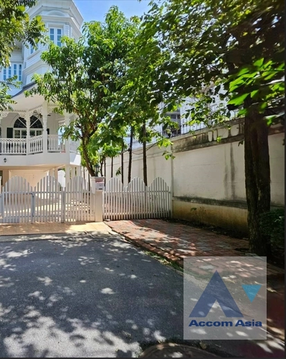 unit 3 Bedrooms  Townhouse For Rent & Sale in Bang Na, Bangkok  near BTS Bearing (AA40526)